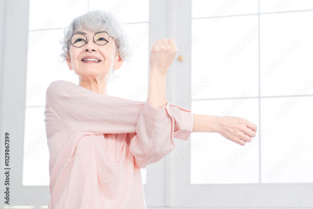 ストレッチをするシニア女性
ストレッチをするシニア女性
