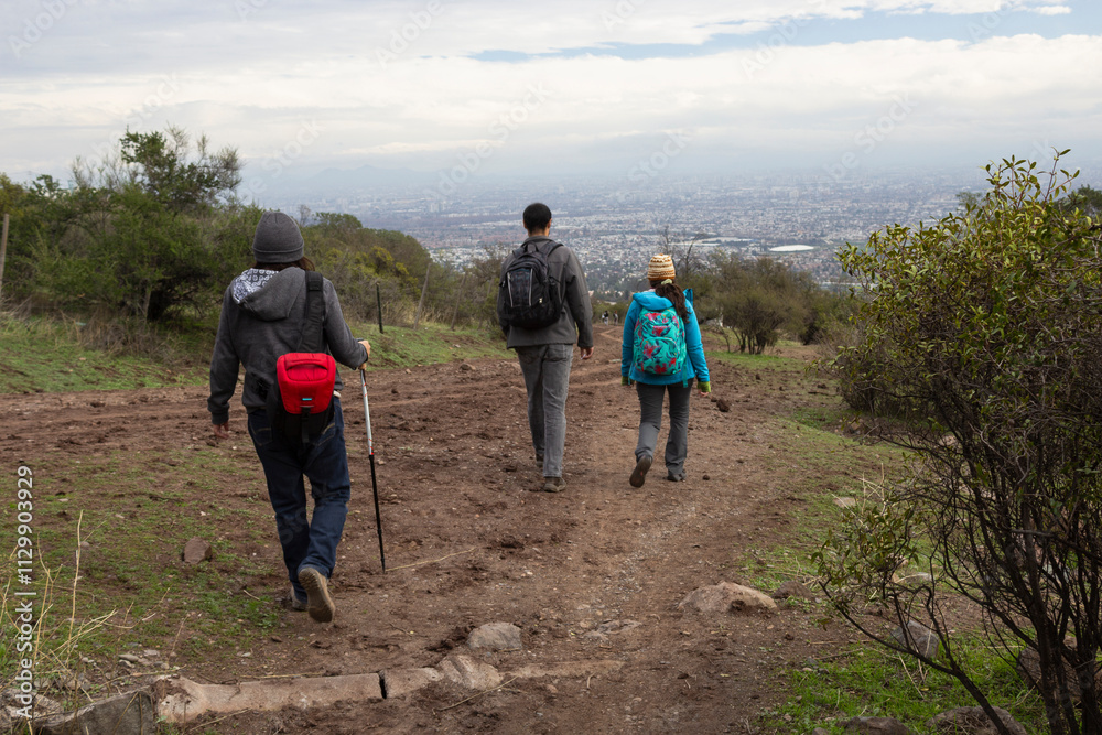 senderismo en la montaña, a lo lejos la ciudad de Santiago, Chile senderismo en la montaña, a lo lejos la ciudad de Santiago, Chile