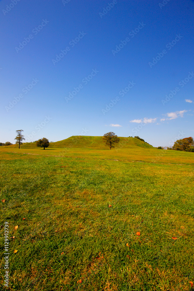Obraz premium Monks Mound, Cahokia Mounds State Historic Site, Collinsville, Illinois