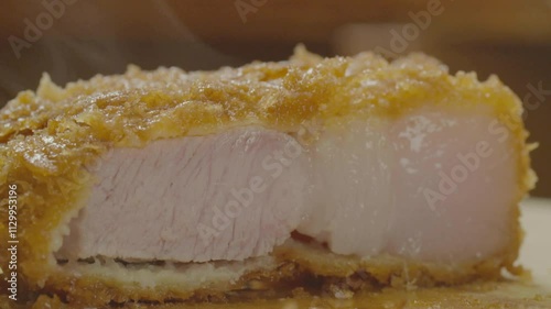 바삭한 튀김옷의 육즙 가득한 돈가스