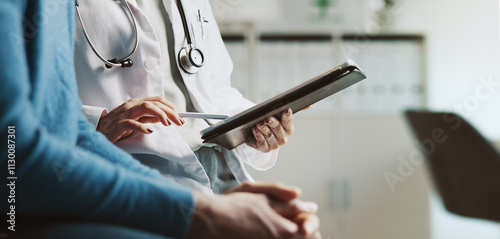 Foto Hands, tablet and doctor in consultation for patient, healthcare service or professional opinion