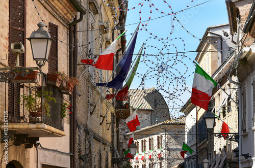 Festa di paese con illuminarie  e bandiere italiane