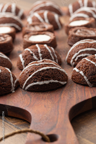 Obraz na płótnie Chocolate Financiers with White Glaze Decoration w salonie