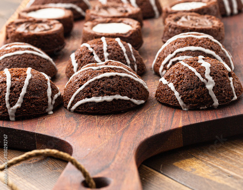 Obraz na płótnie French-Inspired Chocolate Pastries with Glaze w salonie