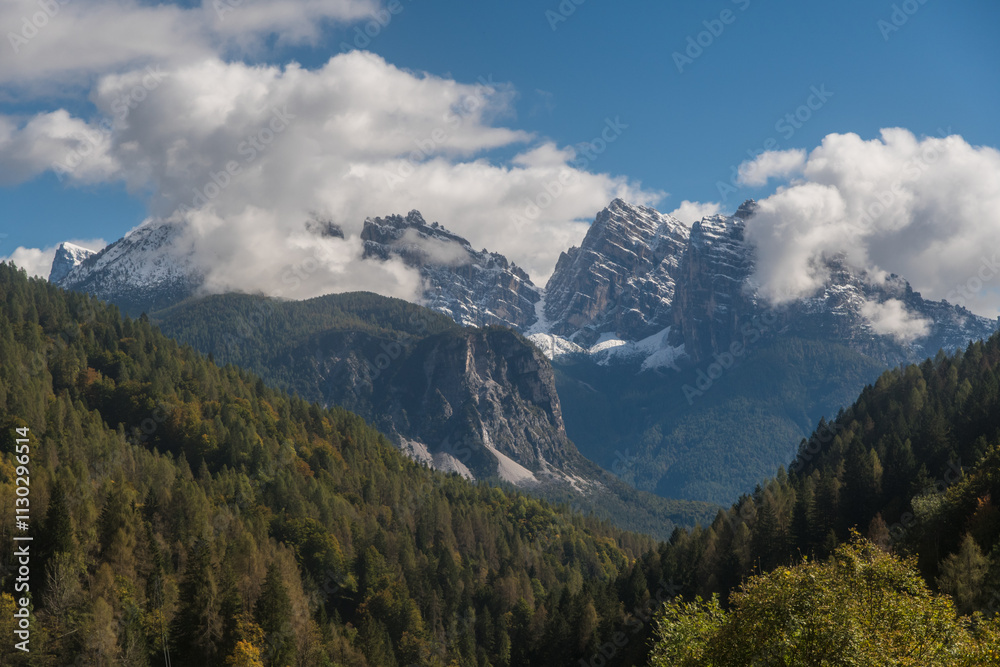 Fototapeta premium Panorama del gruppo montuoso del Bosoconero in Val di Zoldo nelle Dolomiti bellunesi, in una giornata autunnale di sole 