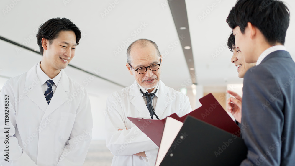 Fototapeta premium 話をする医者と営業職の男性