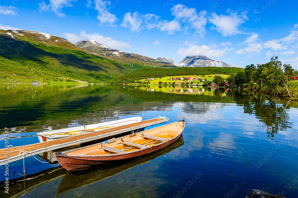 Obraz premium The water reflects blue skies