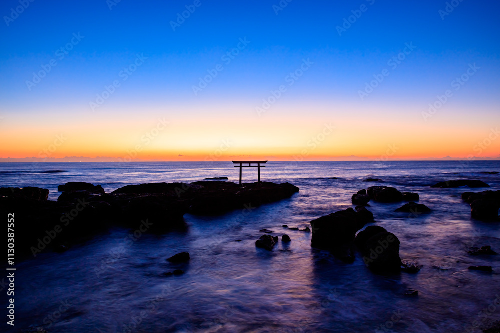 Naklejka premium 夜明け前の秋の神磯の鳥居 干潮時 茨城県大洗町 Kamiiso-no-torii in autumn before dawn. At low tide. Ibaraki Pref, Oarai Town.