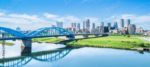 川崎の都市風景　多摩川に架かる丸子橋と武蔵小杉のタワーマンション群【神奈川県・川崎市】