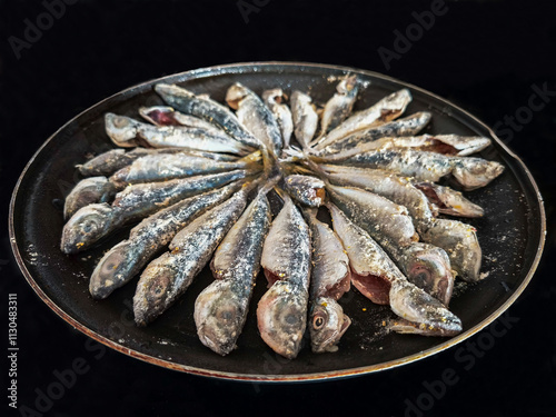 Obraz na płótnie Horse mackerel fish mixed with white flour to be cooked. w salonie