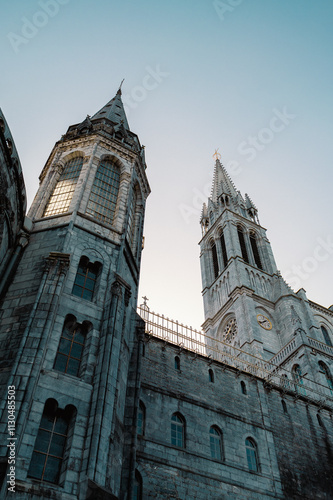 Contre-plongée du sanctuaire avec deux tours photo