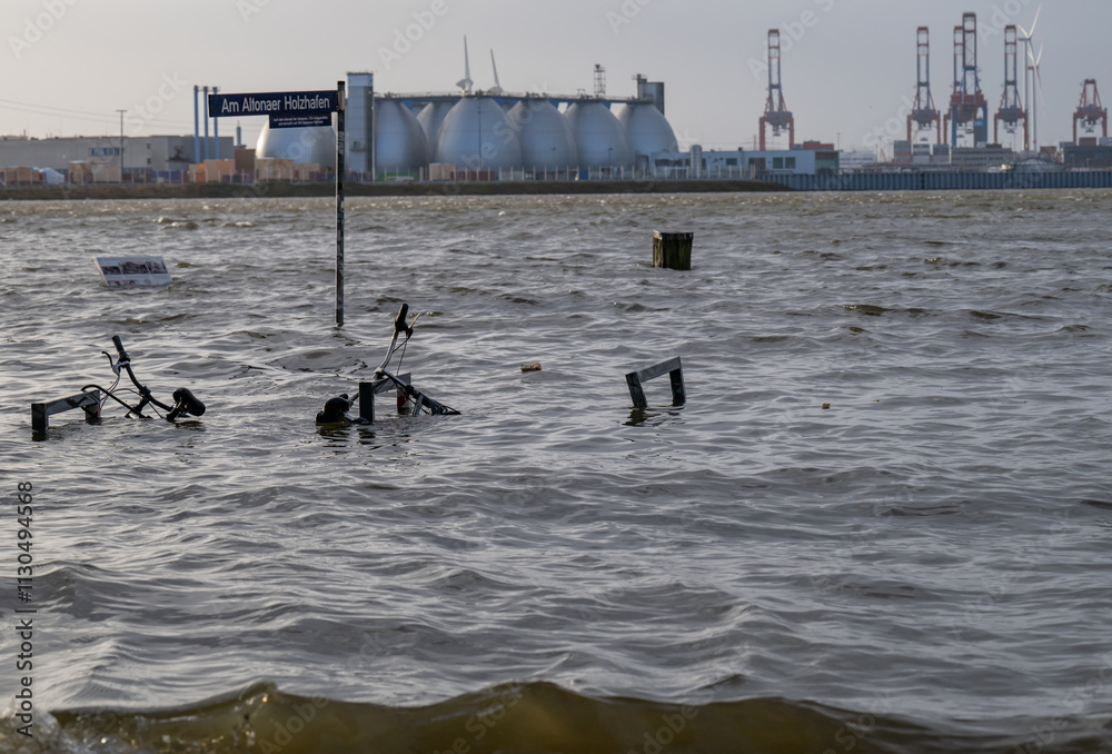 Sturmflut und Elbe Hochwasser am Hamburger Hafen St. Pauli Fischmarkt