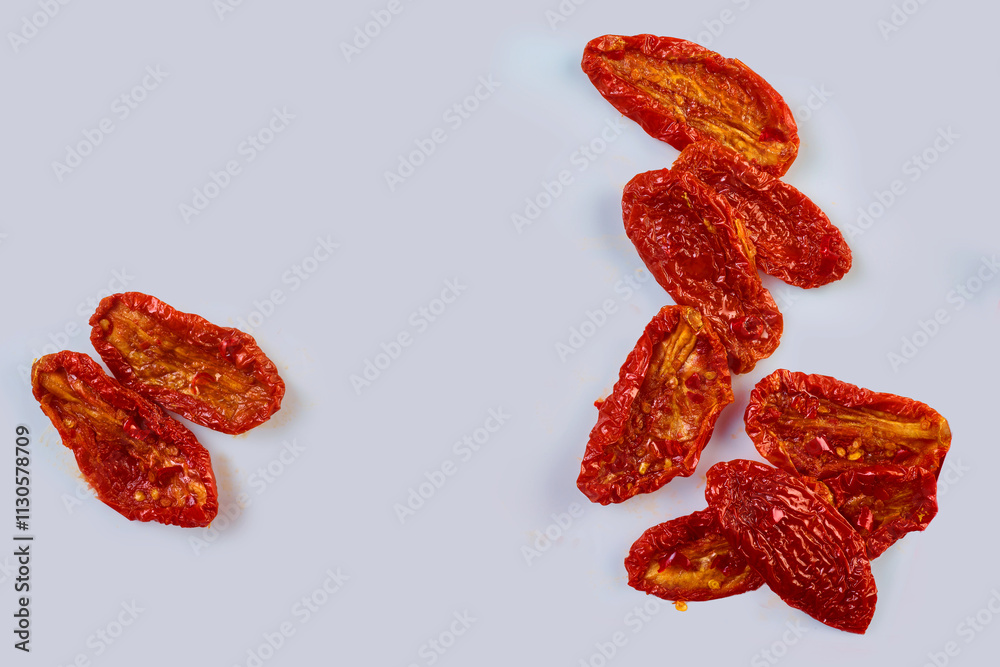Fototapeta premium Getrocknete Tomaten mit Chili, tomaten, gemüse, getrocknet