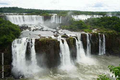 Obraz na płótnie Iguazu Falls in Argentina and Brazil - ブラジル イグアスの滝 w salonie