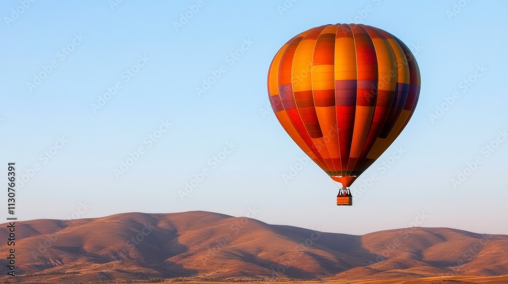 Obraz premium Hot Air Balloon Flight Over Rolling Hills Landscape