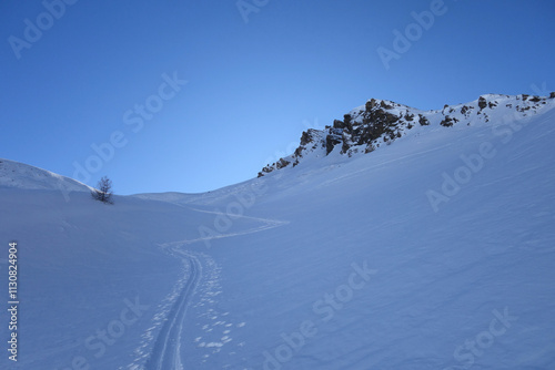 Trace de ski de randonnée en montagne. Queyras Alpes