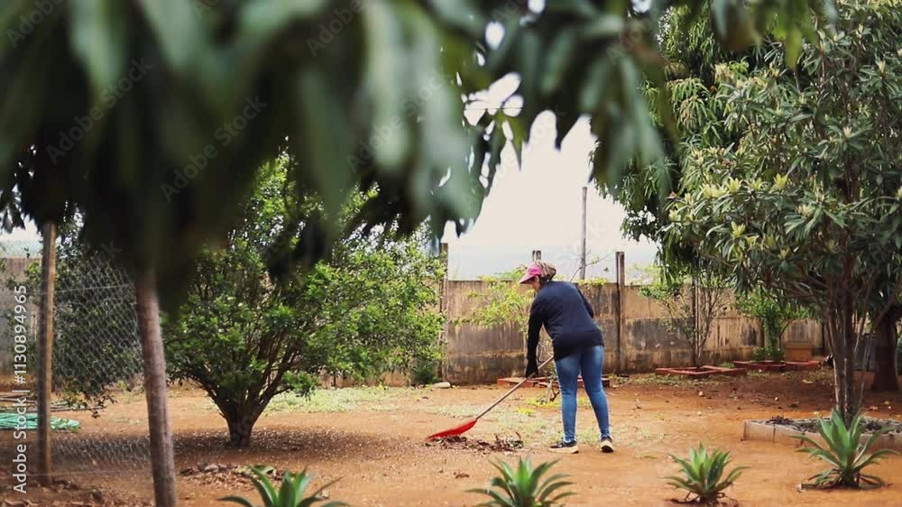 mulher limpando jardim