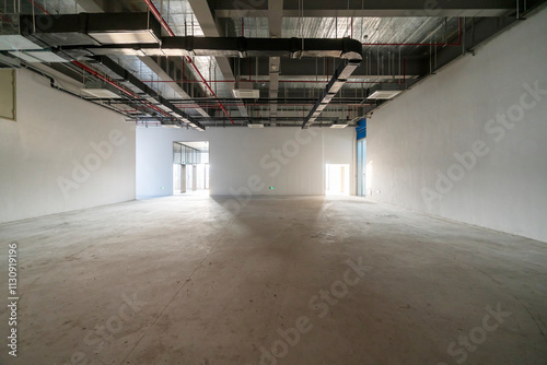 Obraz na płótnie Undecorated interior space of office building w salonie