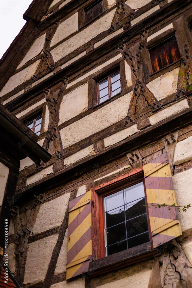 Obraz premium Ein altes Haus neben Blautopf See