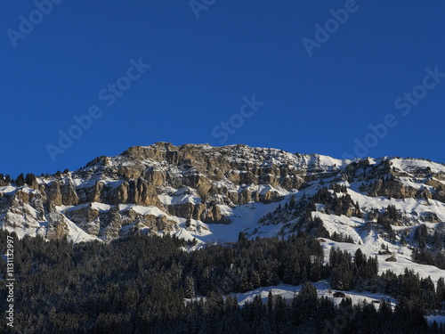 roche parstire dans le beaufortain en hiver avec neige et ciel bleu