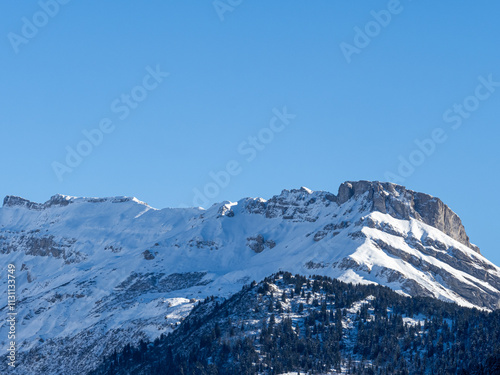 roc au vent dans le beaufortain en hiver, avec neige et ciel bleu