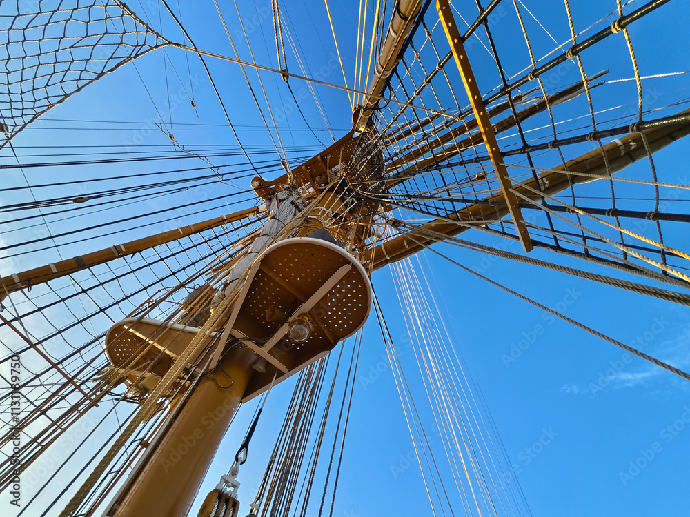 Obraz premium Ropes stretched across the masts of an old ship