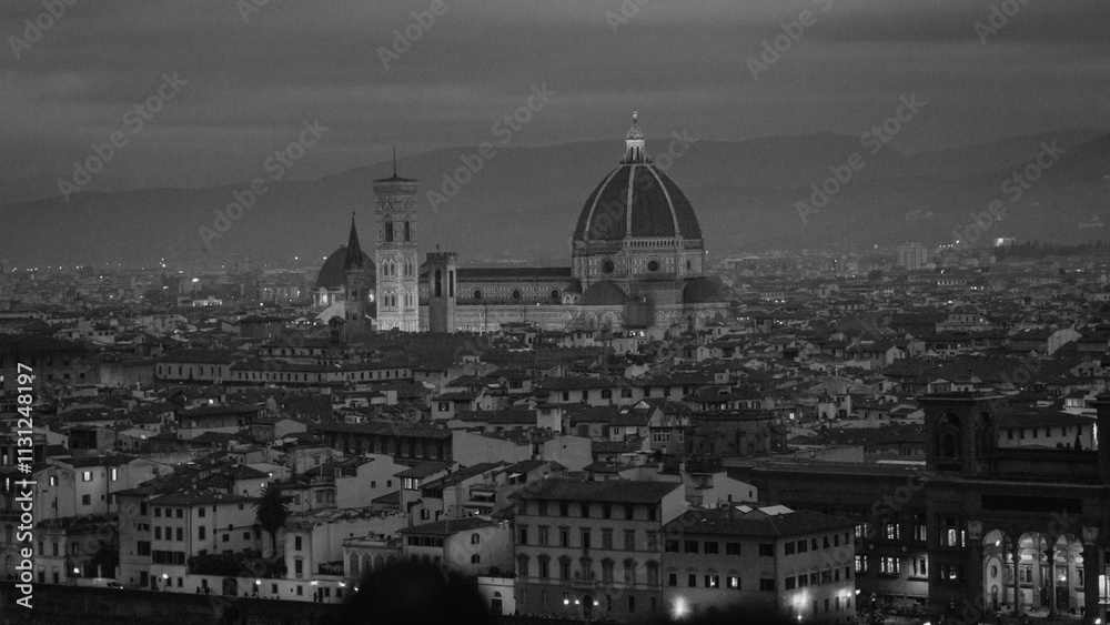 Fototapeta premium A breathtaking black-and-white photograph of Florence’s evening skyline, highlighting the iconic Duomo surrounded by the city’s historic architecture. 