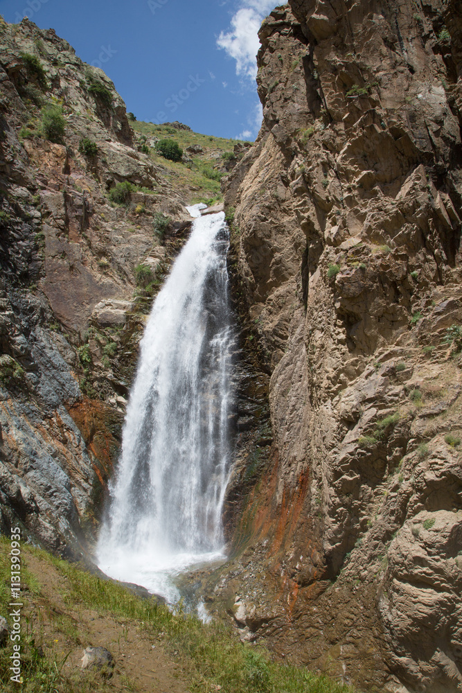 Fototapeta premium Waterfall in Nakhchivan, Ordubad