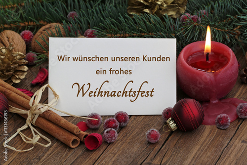 Weihnachtskarte Frohe Weihnachten: Dekoration mit roten Kerzen und Weihnachtskugeln auf einer Karte steht der Text Wir wünschen unseren Kunden ein frohes Weihnachtsfest. photo