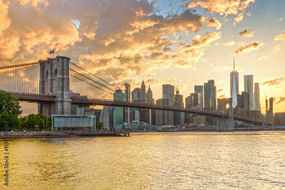 Fototapeta premium the historic Brooklyn Bridge and the skyline during sunset