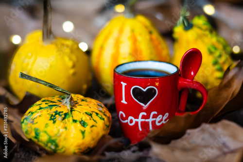 scena reale con una tazzina di caffe circondata da piccole zucche ornamentali e lucine sfuocate photo