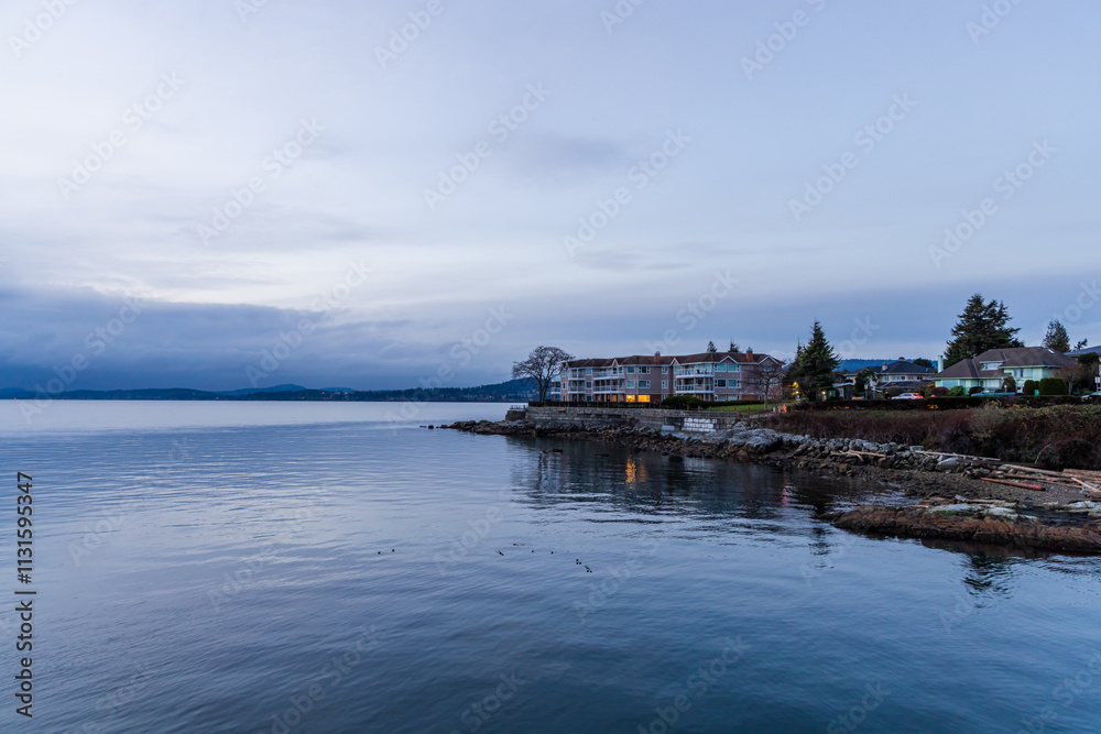 Obraz premium Tranquil Waterfront View of Sidney on Vancouver Island at Dusk