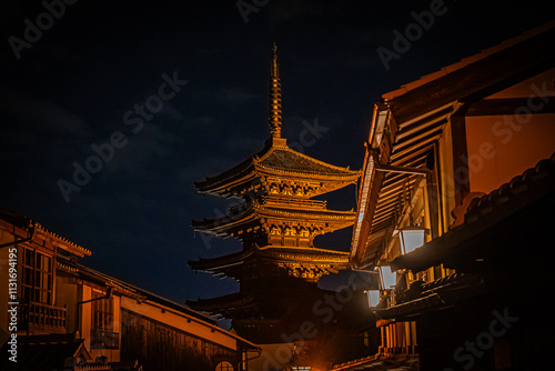 京都　八坂通りの夜の風景 photo