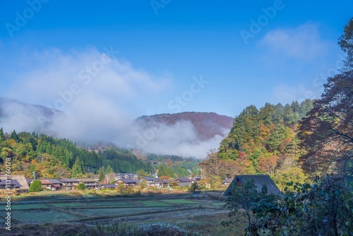 雲海が垂れ込めた晩秋の白川郷の情景 photo