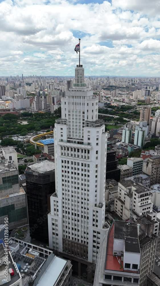 Vídeo vertical mostrando o Farol Santander (Banespão) na cidade de São Paulo, destacando a arquitetura do prédio e o skyline da cidade ao fundo