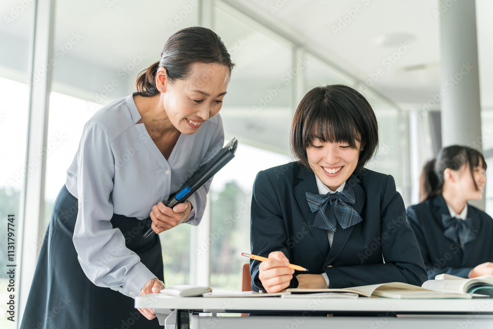 Fototapeta premium 学校の授業・塾で先生・講師・教師から指導を受ける小学生・中学生・高校生・女子高生 