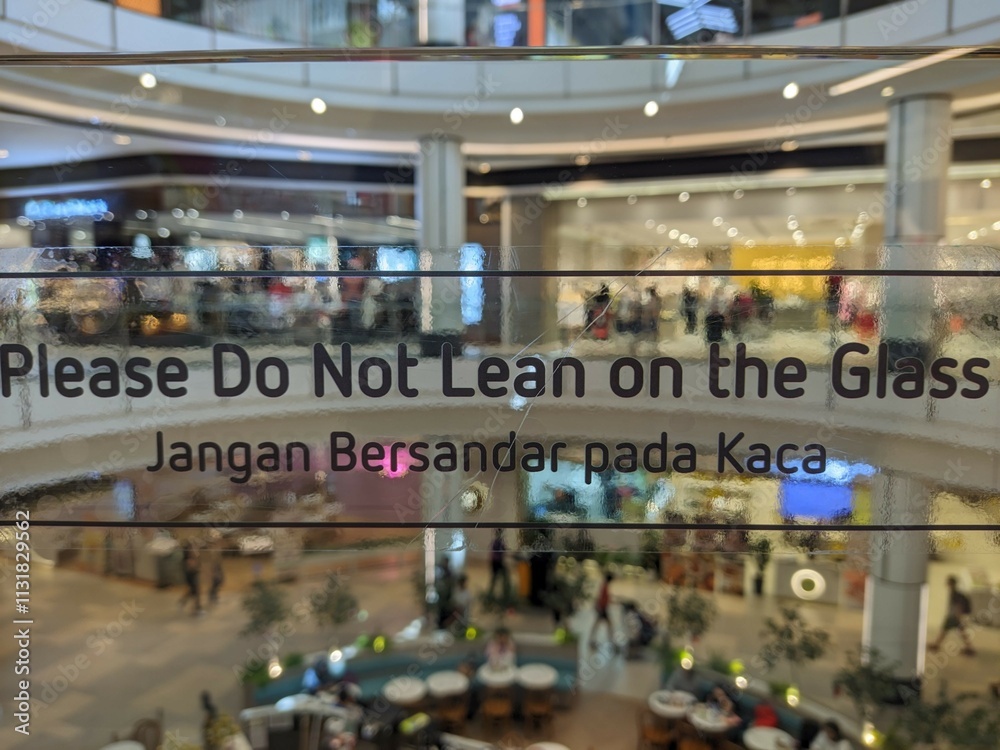 Obraz premium A sign asking people not to lean on the glass.