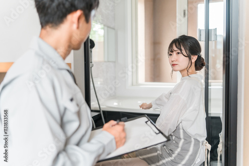 Wallpaper Mural バスルーム・お風呂・浴槽・浴室の点検をお願いする主婦の女性
 Torontodigital.ca