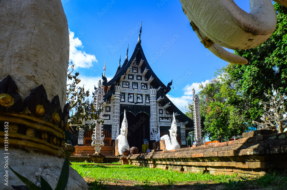 Obraz premium Old Chapel Lanna Architecture at Lok Molee Temple, Symbols of Buddhism, South East Asia at Chiang Mai, Northern Thailand