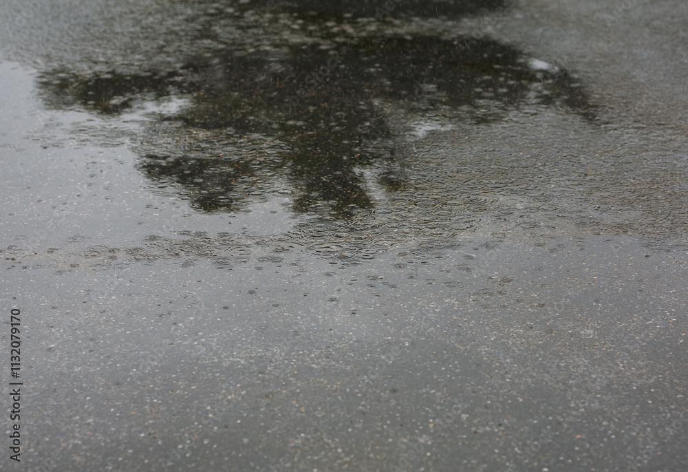 Obraz premium Raindrops falling on the ground, close-up