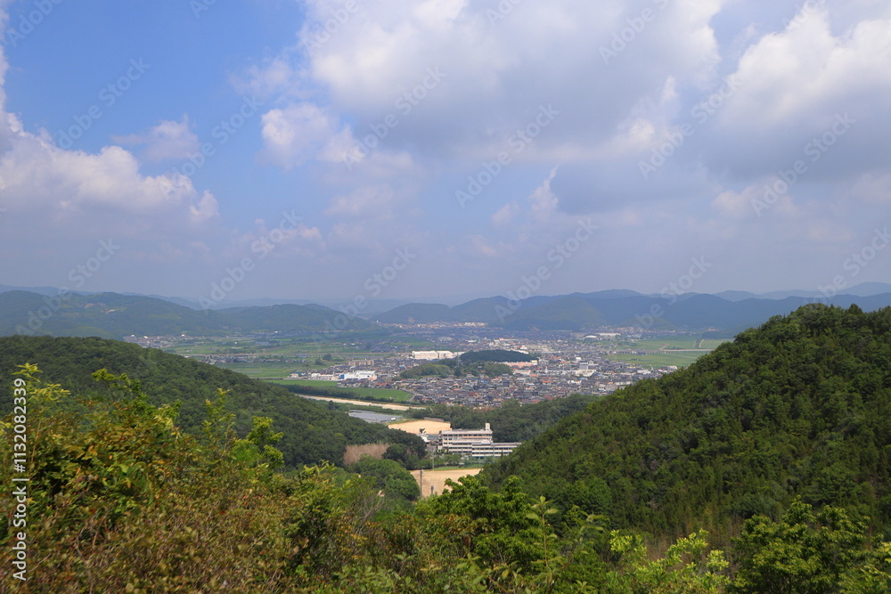 Fototapeta premium 高台の展望台から眺める田畑と山