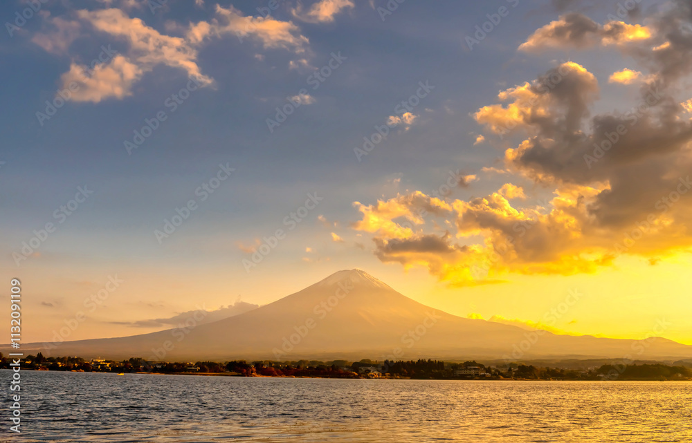 Fototapeta premium 夕陽があたる富士山・河口湖