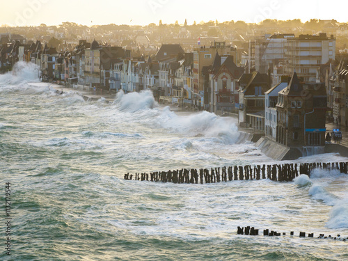 Vue aerienne d'une ville pendant une grande marée avec de grosses vagues submersibles, grande marée sur la chaussée du Sillon a Saint Malo en Bretagne. photo