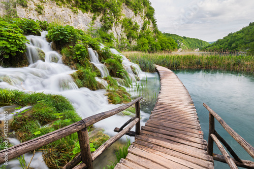 Fototapeta Naklejka Na Ścianę i Meble -  Holzsteg, Wasserfall im Plitvice Nationalpark, Kroatien