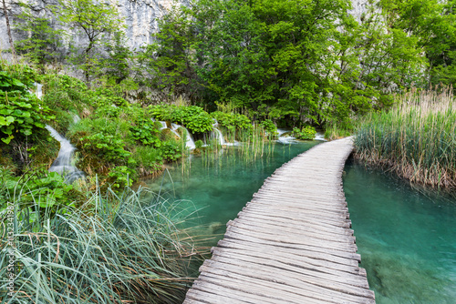 Fototapeta Naklejka Na Ścianę i Meble -  Holzsteg, Wasserfall im Plitvice Nationalpark, Kroatien