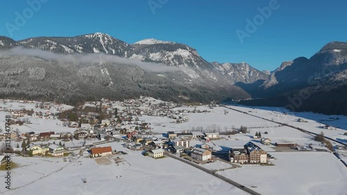 Drohne über Gosau im Salzkammergut im Winter