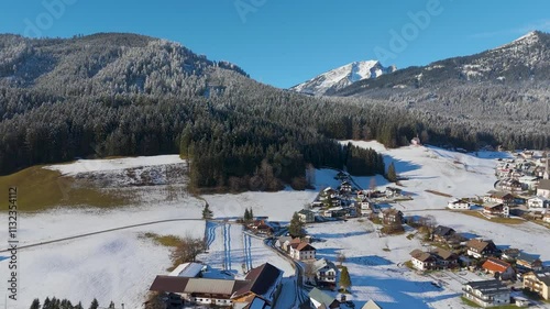 Drohne über Gosau im Salzkammergut im Winter