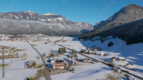 Drohne über Gosau im Salzkammergut im Winter