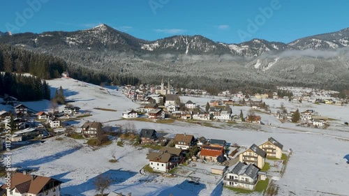 Drohne über Gosau im Salzkammergut im Winter