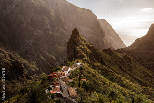 Blick auf Masca auf Teneriffa in der goldenen Stunde, während des Sonnenuntergangs. Spanien.
